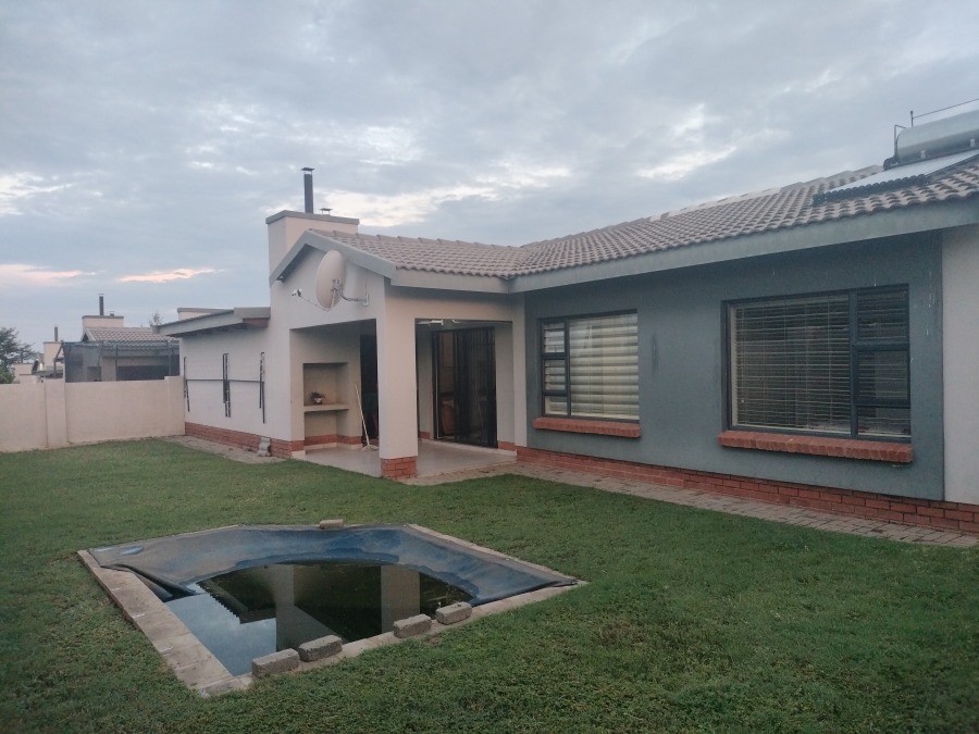 To Let 3 Bedroom Property for Rent in Waterkloof East North West